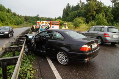 PKW auf nasser Fahrbahn zu schnell und kracht in Leitplanke auf der B295 bei Leonberg.